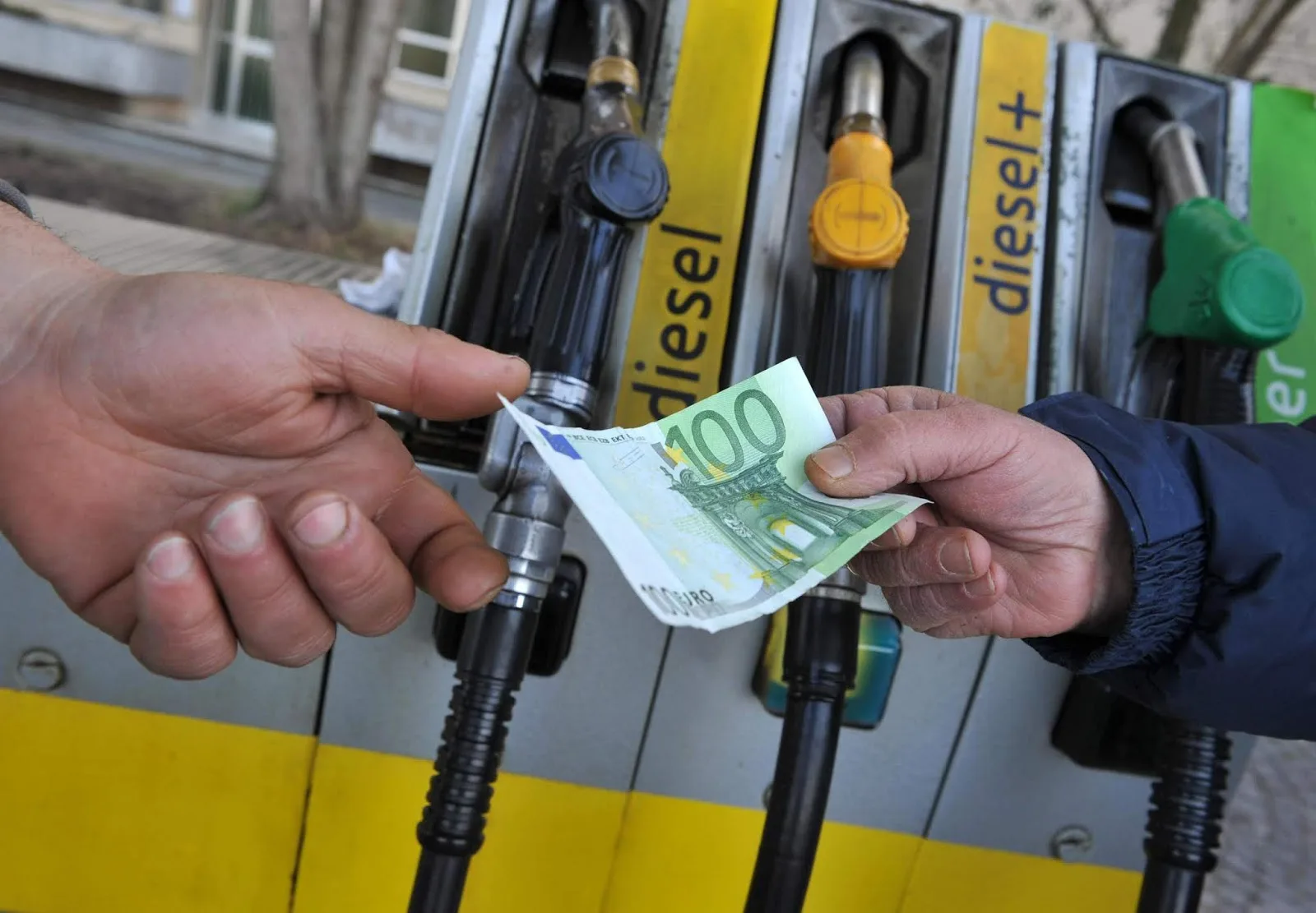 CARA BENZINA MA QUANTO CI COSTI?