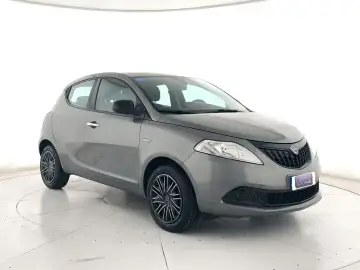 Ypsilon 1.0 firefly hybrid Silver Plus s&s 70cv NEOPATENTATI